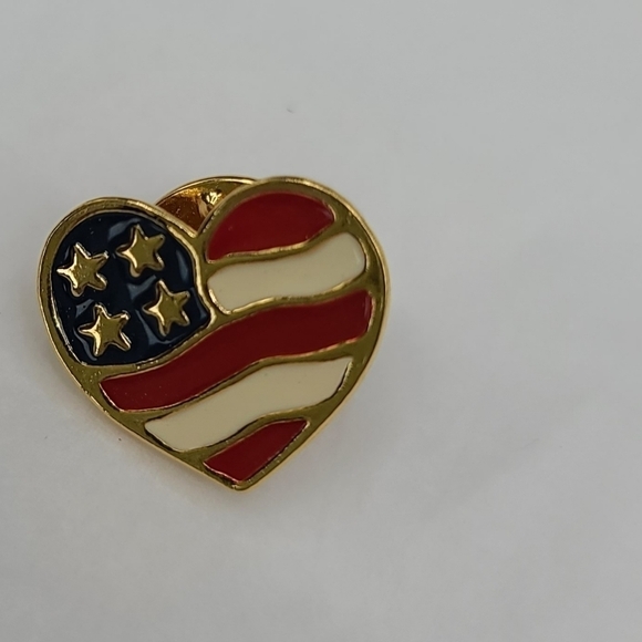 Small Avon Vintage American Flag heart pin - Picture 1 of 2
